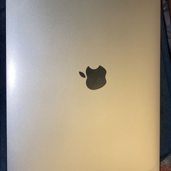 I’m selling and apple laptop it was only used once - Picture 3 of 3